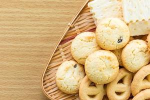 galletas de mantequilla en cuenco de bambú foto