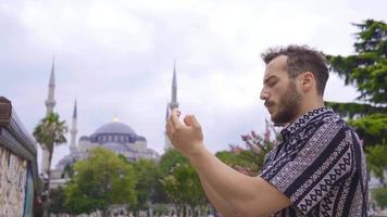 joven hombre Orando en histórico mezquita. joven musulmán Orando en histórico mezquita en Estanbul. video