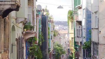 pavimentado histórico ruas. rua e colorida moderno casas com mar visualizar. video