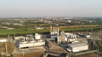 Antenne Drohne Aussicht von Öl und Gas Industrie Einrichtung zum Lager von Öl und petrochemisch produkte.raffinerie Öl und Gas Fabrik Leistung und Treibstoff energie.engineering Konzept. video