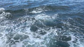 água superfície com ondas e ondulações a partir de uma comovente barco. video