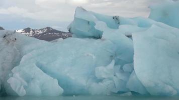 ijsland, jokulsarlon lagune, turquoise ijsbergen drijvend in gletsjerlagune op ijsland. video