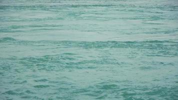 l'eau surface avec vagues et ondulations de une en mouvement bateau. video