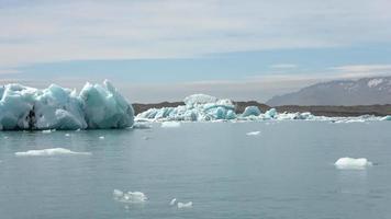 ijsland, jokulsarlon lagune, turquoise ijsbergen drijvend in gletsjerlagune op ijsland. video