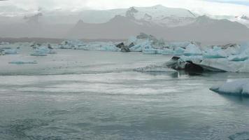 islandia, laguna jokulsarlon, icebergs turquesas flotando en la laguna glaciar en islandia. video