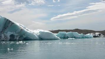 islandia, laguna jokulsarlon, icebergs turquesas flotando en la laguna glaciar en islandia. video
