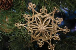 Navidad árbol con juguetes de cerca. foto