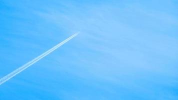 contrails in de blauwe lucht. vliegtuig dat hoog vliegt. slow motion video