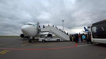 astana, Kazajstán abril 28, 2017 - escalinata astana internacional aeropuerto tse, largarse aerolíneas boeing 737 ly sí, ver desde embarque autobús video