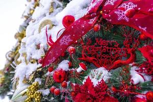 Navidad árbol y decoraciones al aire libre en nieve invierno foto