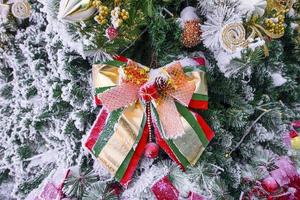 Navidad árbol y decoraciones al aire libre en nieve invierno foto