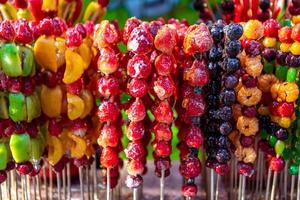 Espiga hulu o chino recubierto de azúcar Fruta palo. el bocadillo de China en el invierno foto