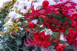 Navidad árbol y decoraciones al aire libre en nieve invierno foto