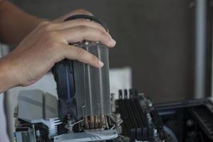 el mano de el técnico es participación calor lavabo a reparar el computadora. foto