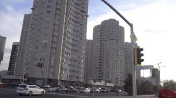 astana, Kazajstán abril 27, 2017 - ver desde el coche en nuevo edificios de astana, el capital de kazajstán. preparación para el mundo exposición expo 2017 video