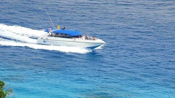 similans islands, thailand 23 november 2016 - turister anländer ombord på speedbåten på stranden av ko miang island, mu ko similan nationalpark video