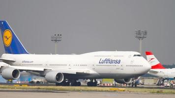 frankfurt am main, deutschland 19. juli 2017 - lufthansa boeing 747 d abyf namens sachsen anhalt rollt zum start. fraport, frankfurt, deutschland video