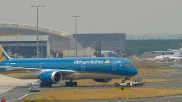 frankfurt am main, alemania 17 de julio de 2017 - vietnam airlines boeing 787 dreamliner vn a868 remolcado por tractor desde el servicio. fraport, frankfurt, alemania video