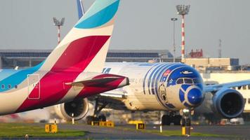 dusseldorf, alemanha, 21 de julho de 2017 - ana boeing 787 dreamliner em star wars libré taxiando antes da partida. aeroporto de Düsseldorf video