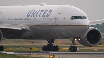 frankfurt am main, tyskland 19 juli 2017 - United Airlines Boeing 777 vänder sig till start före avgång. fraport, frankfurt, tyskland video