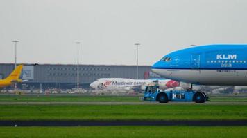 amsterdam, países bajos, 25 de julio de 2017 - klm royal dutch airlines boeing 777 ph bqf towing to service, aeropuerto shiphol, amsterdam, holanda video