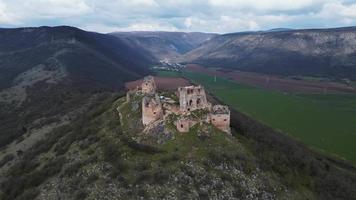 aérien en orbite vue - la gauche de Château ruines tournera video