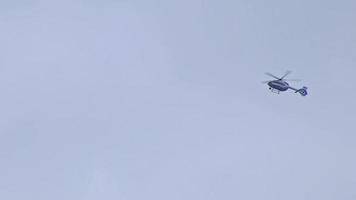 Düsseldorf, no, Alemania 04 15 2023 alemán policía helicóptero volador terminado ciudad como policía operación después terror ataque, robo, o crimen persiguiendo para banco ladrones o observando criminales en aire búsqueda video