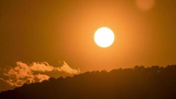 Zeitraffer der majestätischen Sonnenuntergangs- oder Sonnenaufgangslandschaft schöne Wolken- und Himmelsnaturlandschaftsszene. 4k-Aufnahmen. video