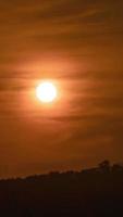 timelapse del tramonto drammatico con cielo arancione in una giornata di sole. video