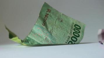 ilustración de un vídeo de un mano tomando un rupia Nota o dinero sábana por hoja. video