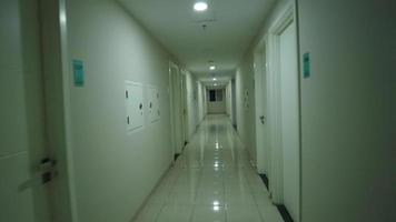 The hallway of an apartment or dormitory is quiet and spooky. With yellow lights and a very quiet atmosphere, it makes the atmosphere a bit quiet and spooky. video