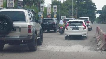 Jacarta, Indonésia dentro marcha 2023. a atmosfera em a cakung ciliar estrada, que é bastante quieto em certo dias, é geralmente preenchidas com recipiente caminhões indo para ou a partir de tanjung priok porta. video