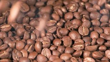 cámara lenta de granos de café tostados cayendo. semillas de café orgánico. video