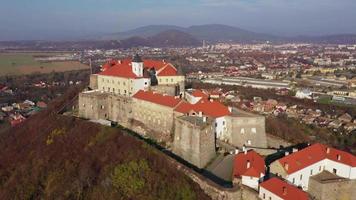 aéreo ver de el medieval castillo palanok, mukachevo, transcarpacia, Ucrania video