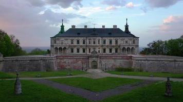 antenne visie van pidhirtsi kasteel in lente, Oekraïne video