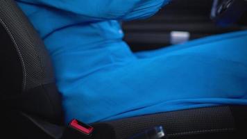 donna slacciamento auto sicurezza posto a sedere cintura mentre seduta dentro di veicolo dopo guida video