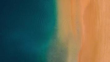 aereo Visualizza di il d'oro sabbia di il spiaggia las teresitas e colorato Barche, tenerife, canarini, Spagna video