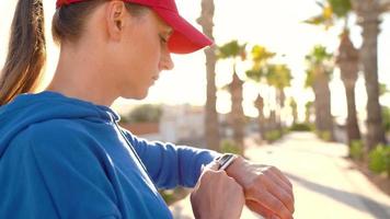 smartwatch. vrouw gebruik makend van slim horloge. detailopname van vrouw aanraken tintje scherm Aan kijk maar binnengaan kijk maar app video