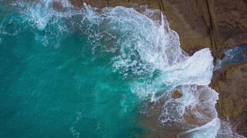 topp se av de öken- strand på de atlanten hav. kust av de ö av teneriffa. antenn Drönare antal fot av hav vågor nå Strand video