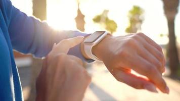 smartwatch. vrouw gebruik makend van slim horloge. detailopname van vrouw aanraken tintje scherm Aan kijk maar binnengaan kijk maar app video