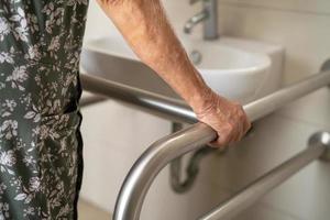 asiático mayor o mayor antiguo dama mujer paciente utilizar baño baño encargarse de seguridad en enfermería hospital, sano fuerte médico concepto. foto