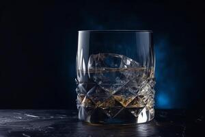 hermosa blanco whisky vaso en oscuro azul antecedentes con hielo. ai generado foto