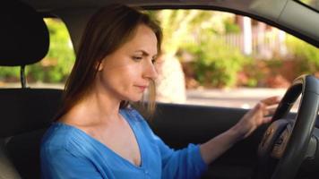 mujer es enojado y decepcionado, porque su coche rompió abajo video