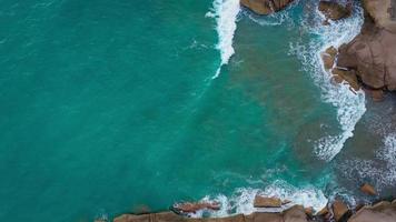 Haut vue de le désert plage sur le atlantique océan. côte de le île de tenerife. aérien drone métrage de mer vagues atteindre rive video