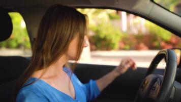 Frau ist wütend und verärgern, weil ihr Auto Pleite Nieder video