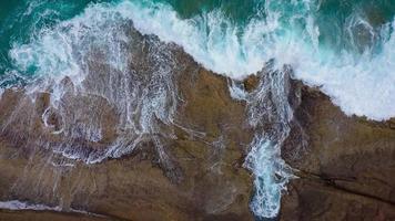 topo Visão do a deserto de praia em a atlântico oceano. costa do a ilha do tenerife. aéreo zangão cenas do mar ondas alcançando costa video