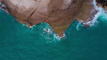 superiore Visualizza di il deserto spiaggia su il atlantico oceano. costa di il isola di tenerife. aereo fuco metraggio di mare onde raggiungendo riva video