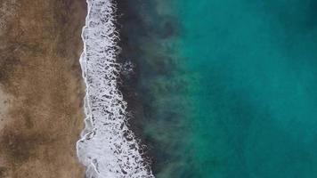 parte superior ver de el Desierto playa en el atlántico océano. costa de el isla de tenerife aéreo zumbido imágenes de mar olas alcanzando apuntalar video