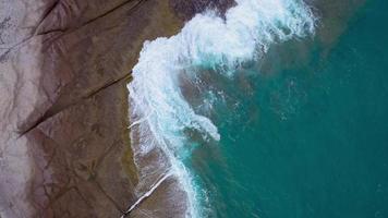 topo Visão do a deserto de praia em a atlântico oceano. costa do a ilha do tenerife. aéreo zangão cenas do mar ondas alcançando costa video