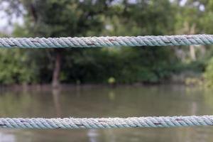 el Manila cuerda o sisal cuerda estirado por el río a evitar que cae dentro el agua. foto